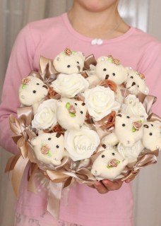 Красный букет из 9 плюшевых мишек и роз